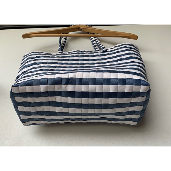 Free with purchase - Super cute blue and white beach or picnic bag - Picture 5 of 9